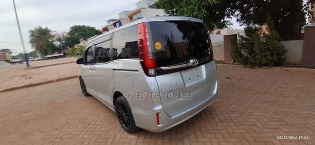Toyota Esquire 2015 Silver