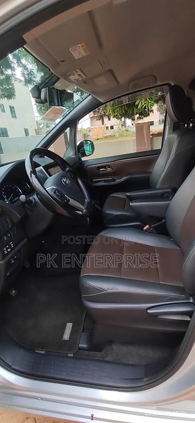 Toyota Esquire 2015 Silver