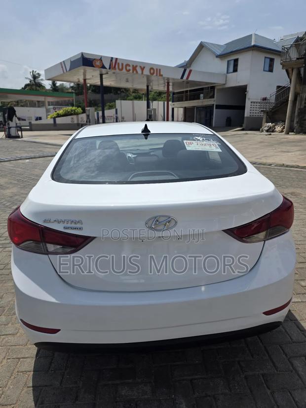 Hyundai Elantra Limited Sedan FWD (1.8L 4cyl 6A) 2016 White