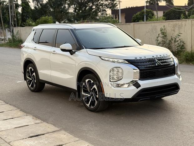 Mitsubishi Outlander SE Launch Edition 2022 White