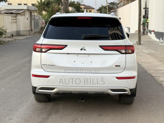 Mitsubishi Outlander SE Launch Edition 2022 White