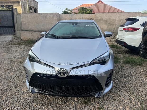 Toyota Corolla SE (1.8L 4cyl 6M) 2018 Silver