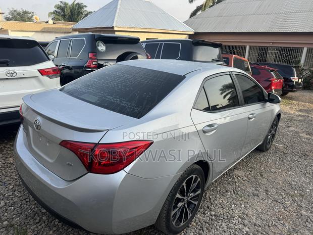 Toyota Corolla SE (1.8L 4cyl 6M) 2018 Silver