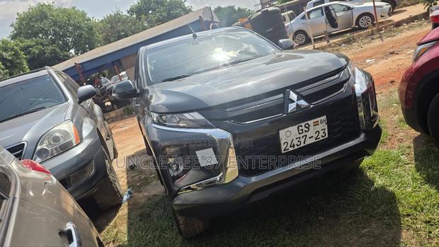 Mitsubishi L200 2023 Gray