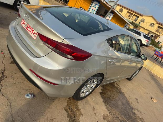 Hyundai Elantra 2018 Silver