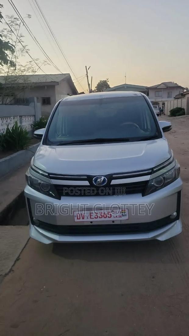 Toyota Voxy 2015 Silver