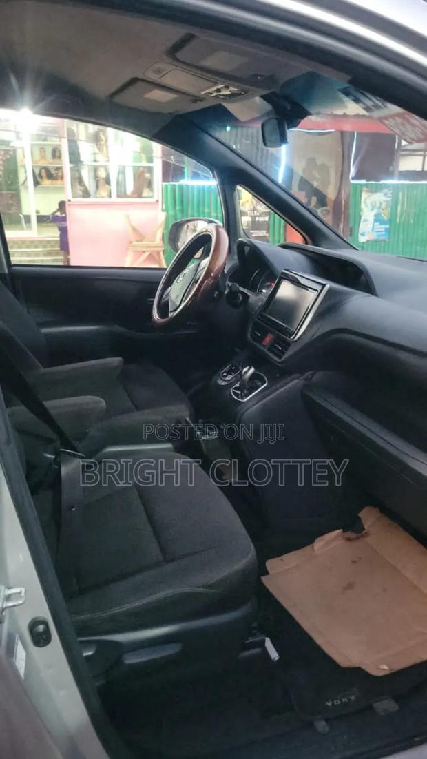 Toyota Voxy 2015 Silver