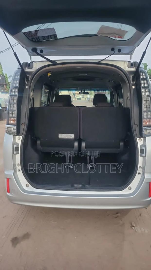 Toyota Voxy 2015 Silver