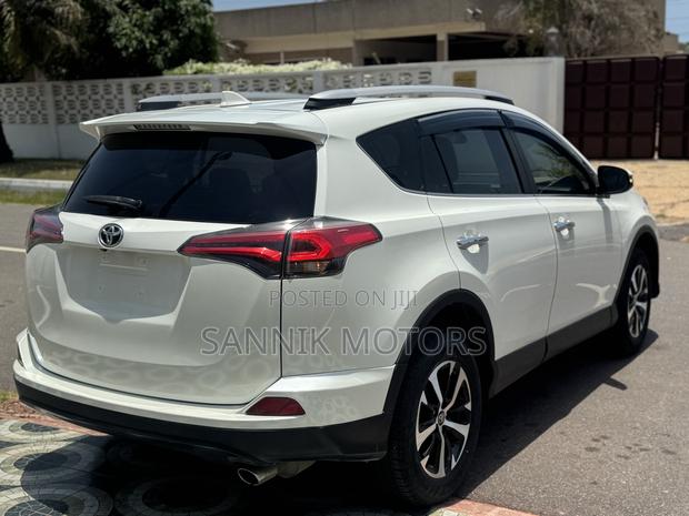 Toyota RAV4 Limited AWD (2.5L 4cyl 6A) 2017 White