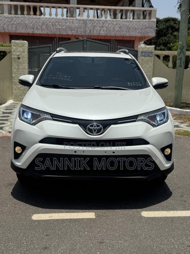 Toyota RAV4 Limited AWD (2.5L 4cyl 6A) 2017 White
