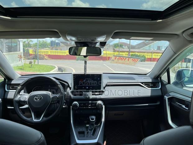 Toyota RAV4 XLE 2021 White