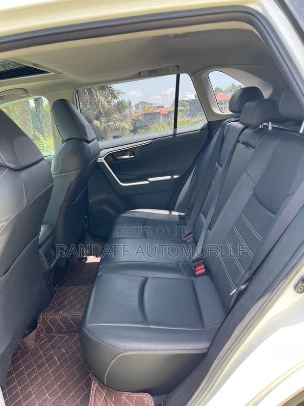 Toyota RAV4 XLE 2021 White