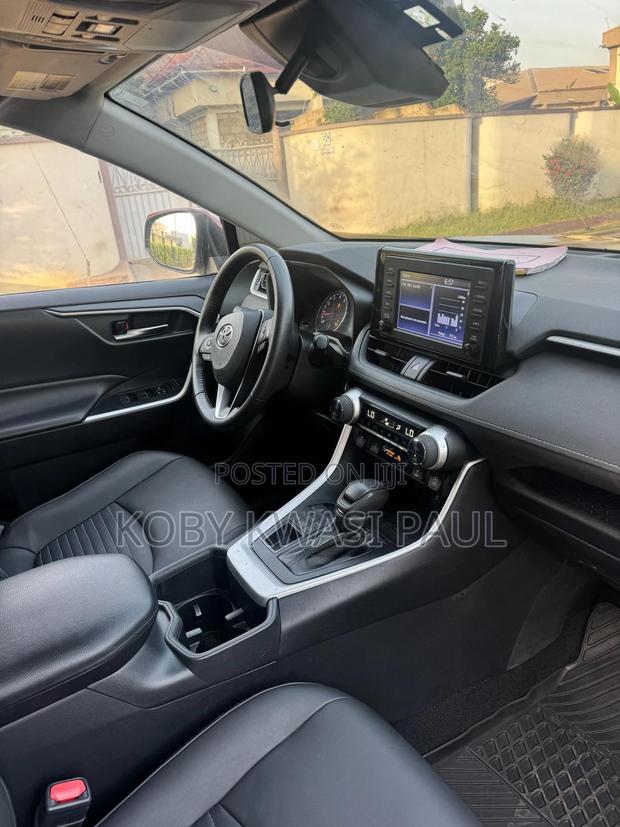 Toyota RAV4 XLE 2022 Red