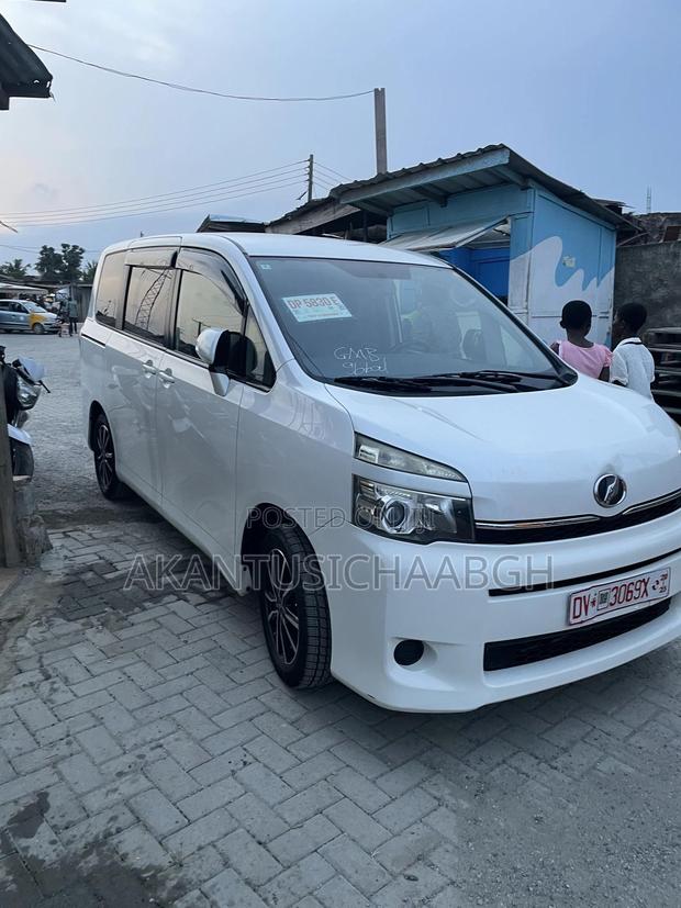Toyota Voxy 2013 White
