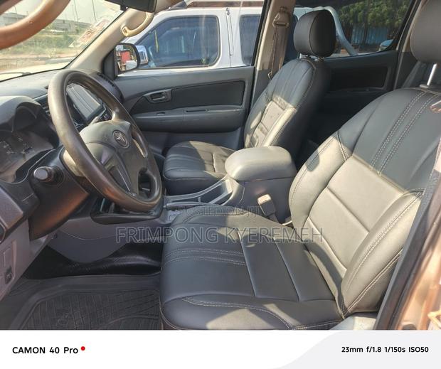 Toyota Hilux 2012 Gray