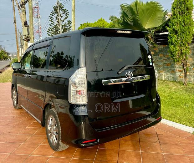 Toyota Voxy 2013 Black