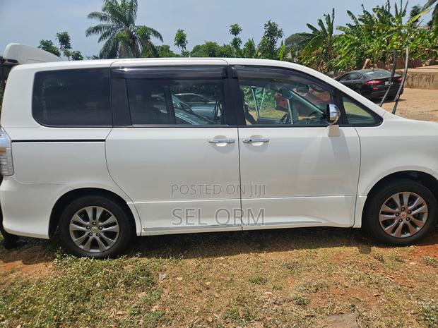 Toyota Voxy 2013 White