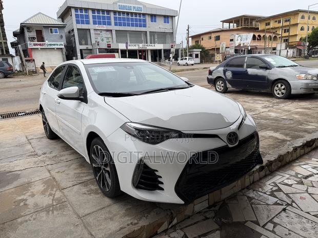 Toyota Corolla SE (1.8L 4cyl 2A) 2018 White
