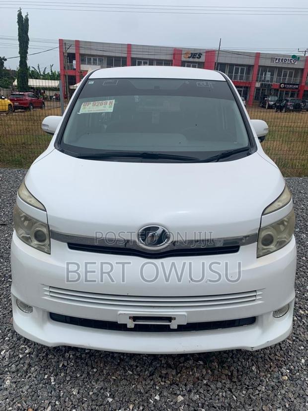 Toyota Voxy 2012 White