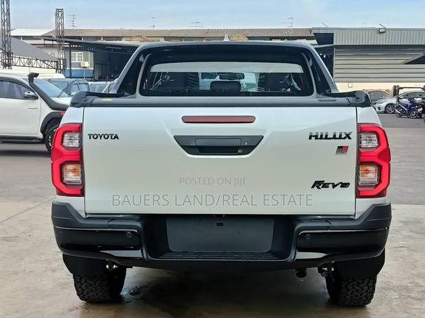 Toyota Hilux 2022 White