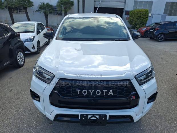 Toyota Hilux 2022 White
