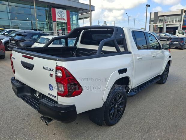 Toyota Hilux 2022 White