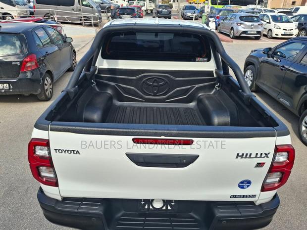 Toyota Hilux 2022 White