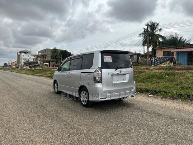 Toyota Voxy 2013 Silver