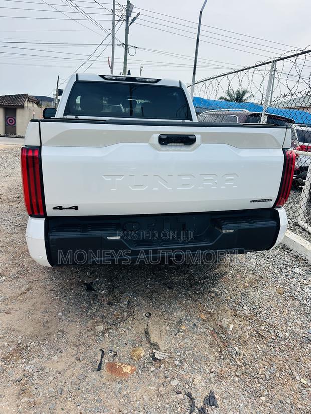 Toyota Tundra 2025 White