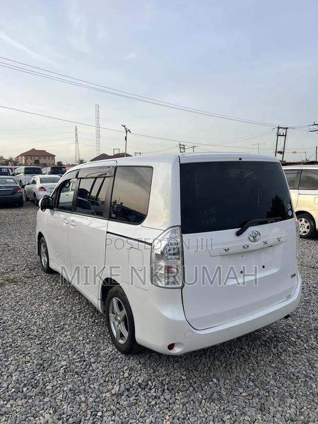 Toyota Voxy 2012 White