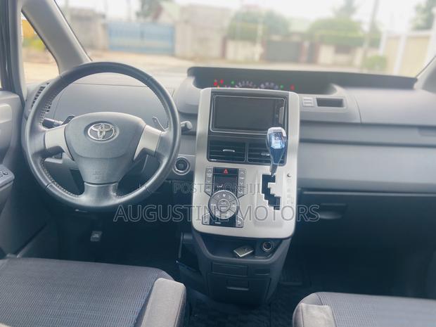 Toyota Voxy 2010 Black