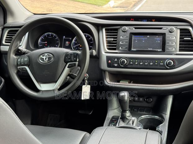 Toyota Highlander LE Plus 2019 Silver