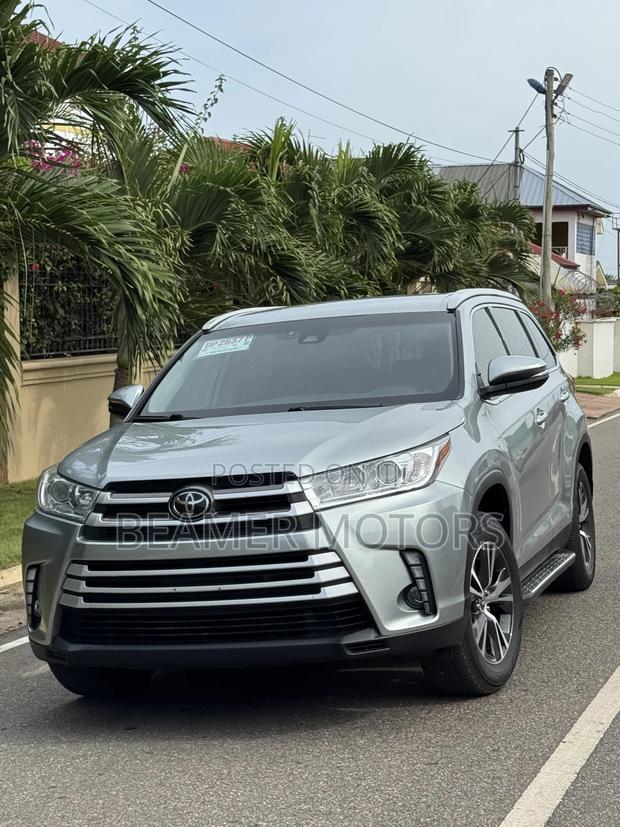 Toyota Highlander LE Plus 2019 Silver