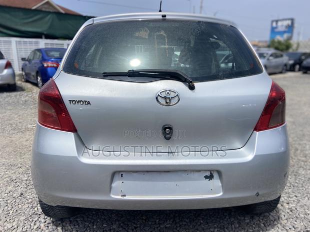 Toyota Yaris Base Hatchback 5dr 2010 Silver