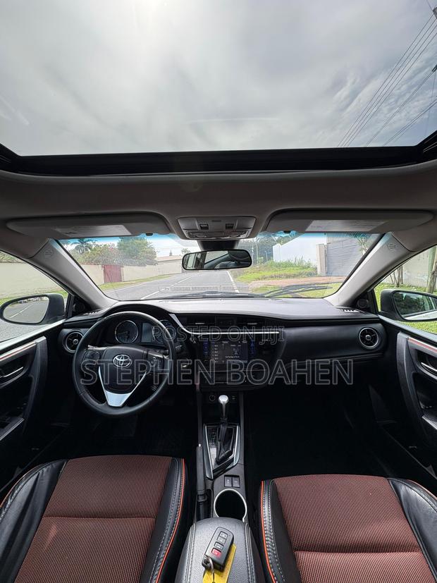 Toyota Corolla SE (1.8L 4cyl 6M) 2018 White