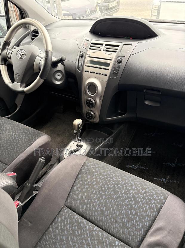 Toyota Yaris Base Hatchback 5dr 2010 Silver
