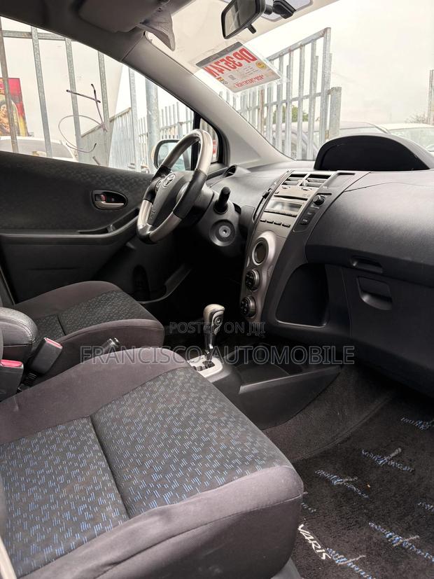 Toyota Yaris Base Hatchback 5dr 2010 Silver