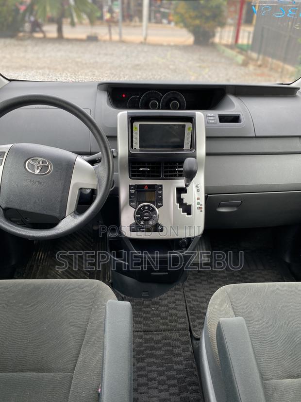 Toyota Voxy 2012 Silver