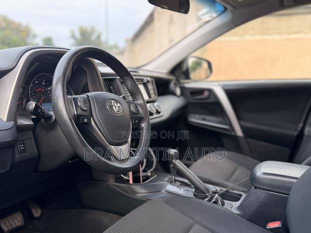Toyota RAV4 LE FWD (2.5L 4cyl 6A) 2016 Blue