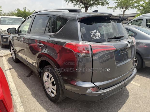 Toyota RAV4 LE 4dr SUV AWD (2.5L 4cyl 6A) 2018 Gray