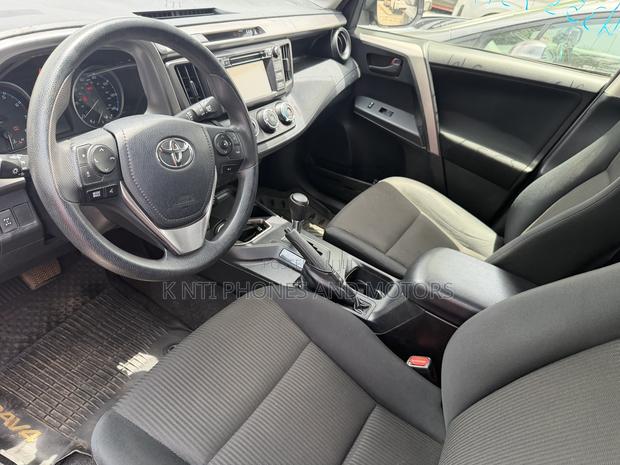 Toyota RAV4 LE 4dr SUV AWD (2.5L 4cyl 6A) 2018 Gray