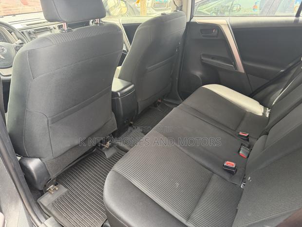 Toyota RAV4 LE 4dr SUV AWD (2.5L 4cyl 6A) 2018 Gray