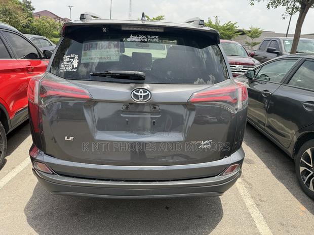 Toyota RAV4 LE 4dr SUV AWD (2.5L 4cyl 6A) 2018 Gray