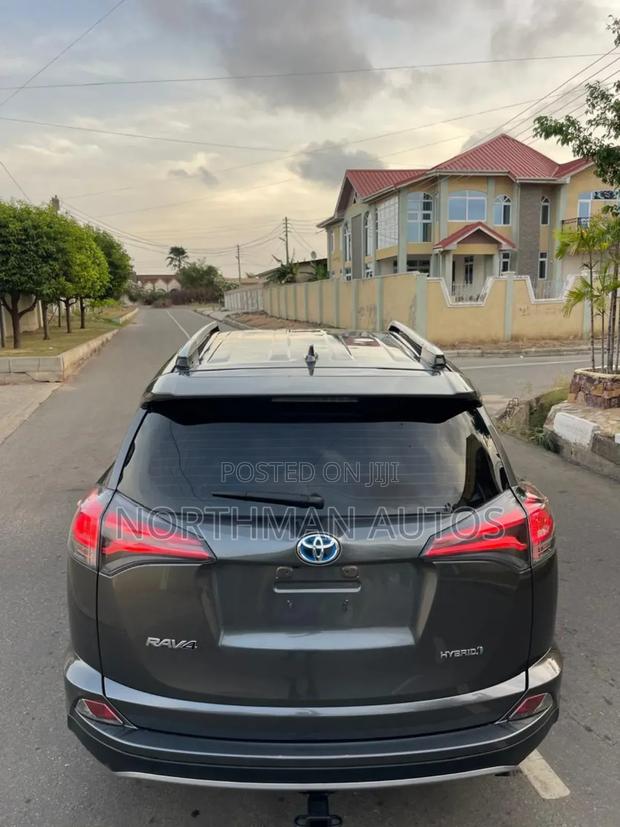 Toyota RAV4 LE 4dr SUV AWD (2.5L 4cyl 6A) 2018 Gray