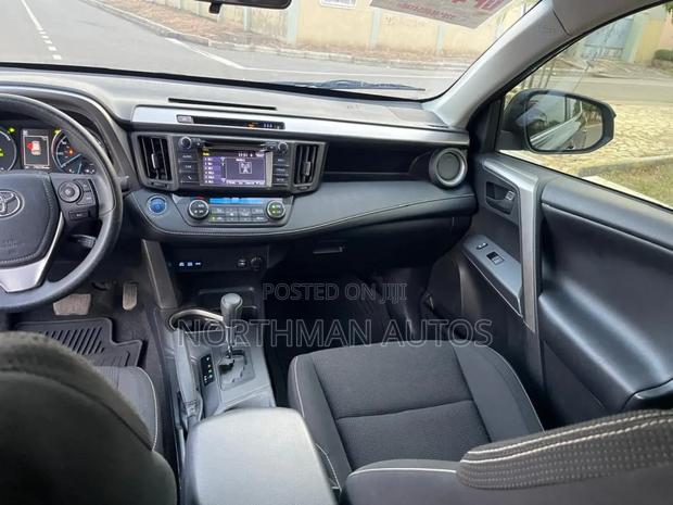Toyota RAV4 LE 4dr SUV AWD (2.5L 4cyl 6A) 2018 Gray