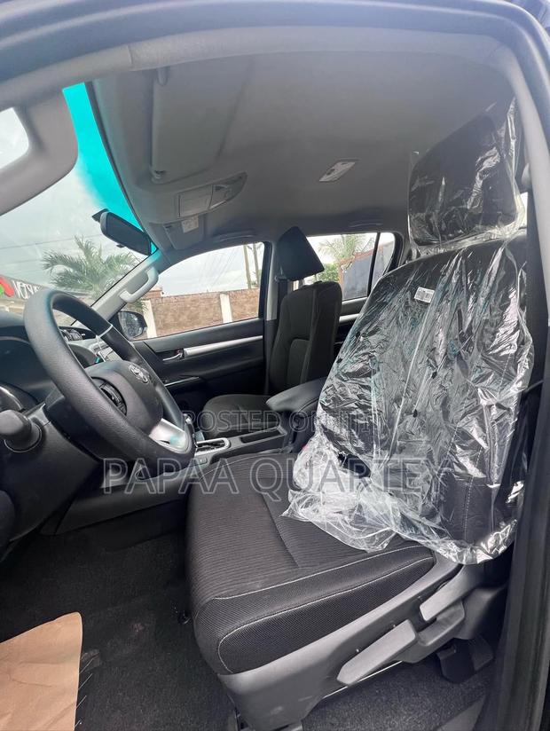 New Toyota Hilux 2025 Black