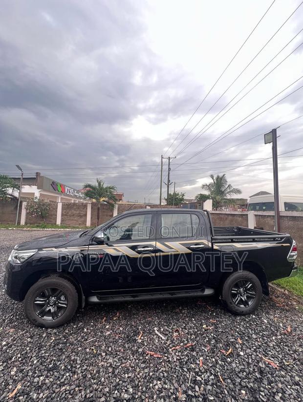 New Toyota Hilux 2025 Black