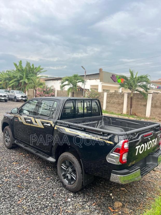 New Toyota Hilux 2025 Black