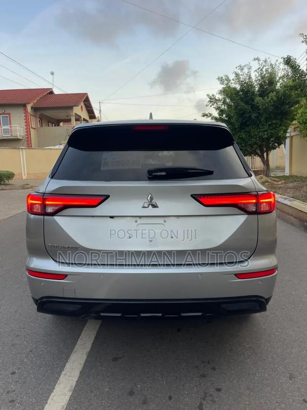 Mitsubishi Outlander SE Launch Edition 2022 Silver