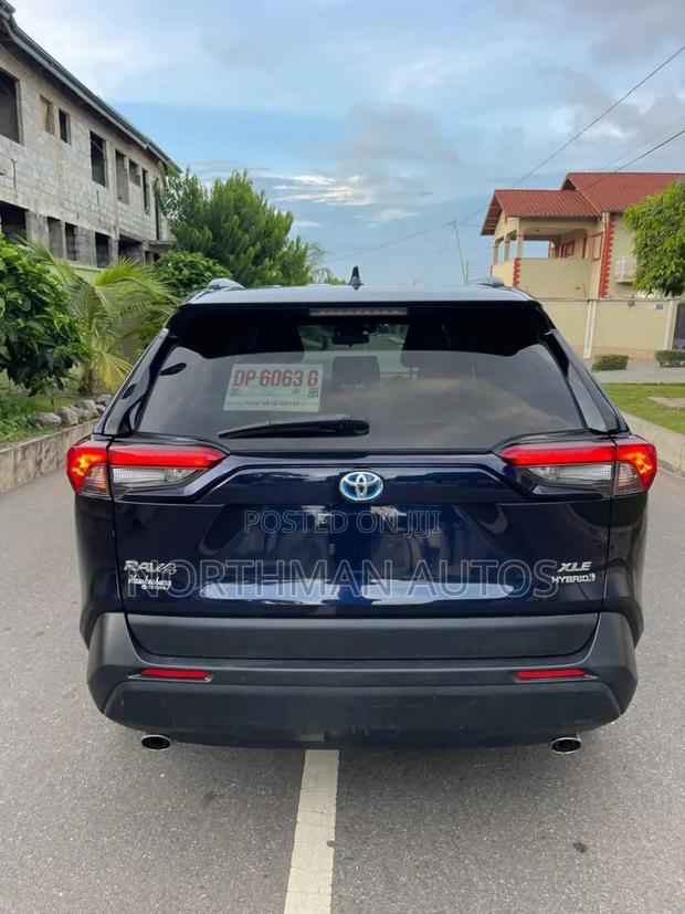 Toyota RAV4 XLE AWD 2019 Blue